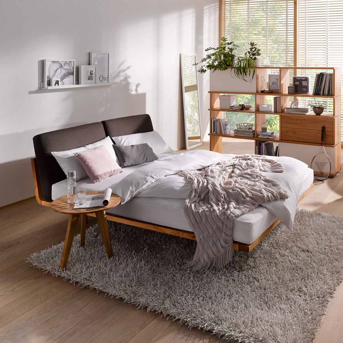 Massivholzbett COM:Ci aus Nussbaumholz mit Nachttisch
