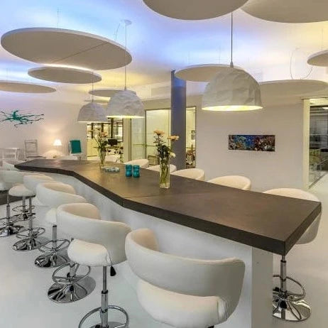Foyer mit Empfangstheke und Stühlen
