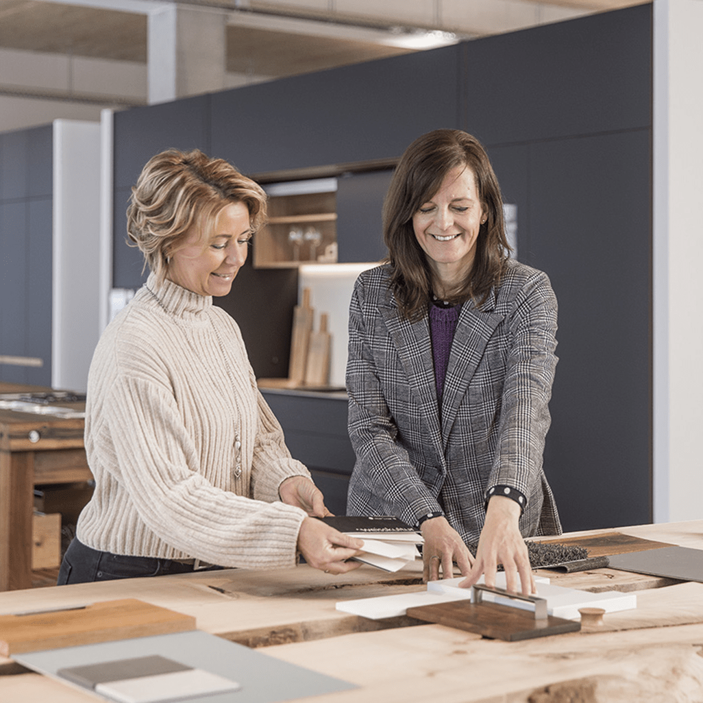 Innenarchitekten der Holzmanufaktur beim Erstgespräch mit einem Kunden