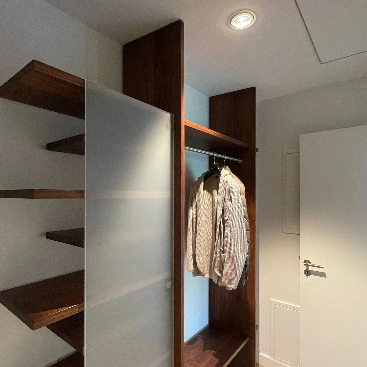 Einbau-Garderobe vom Schreiner aus massivem Nussbaum nach Maß