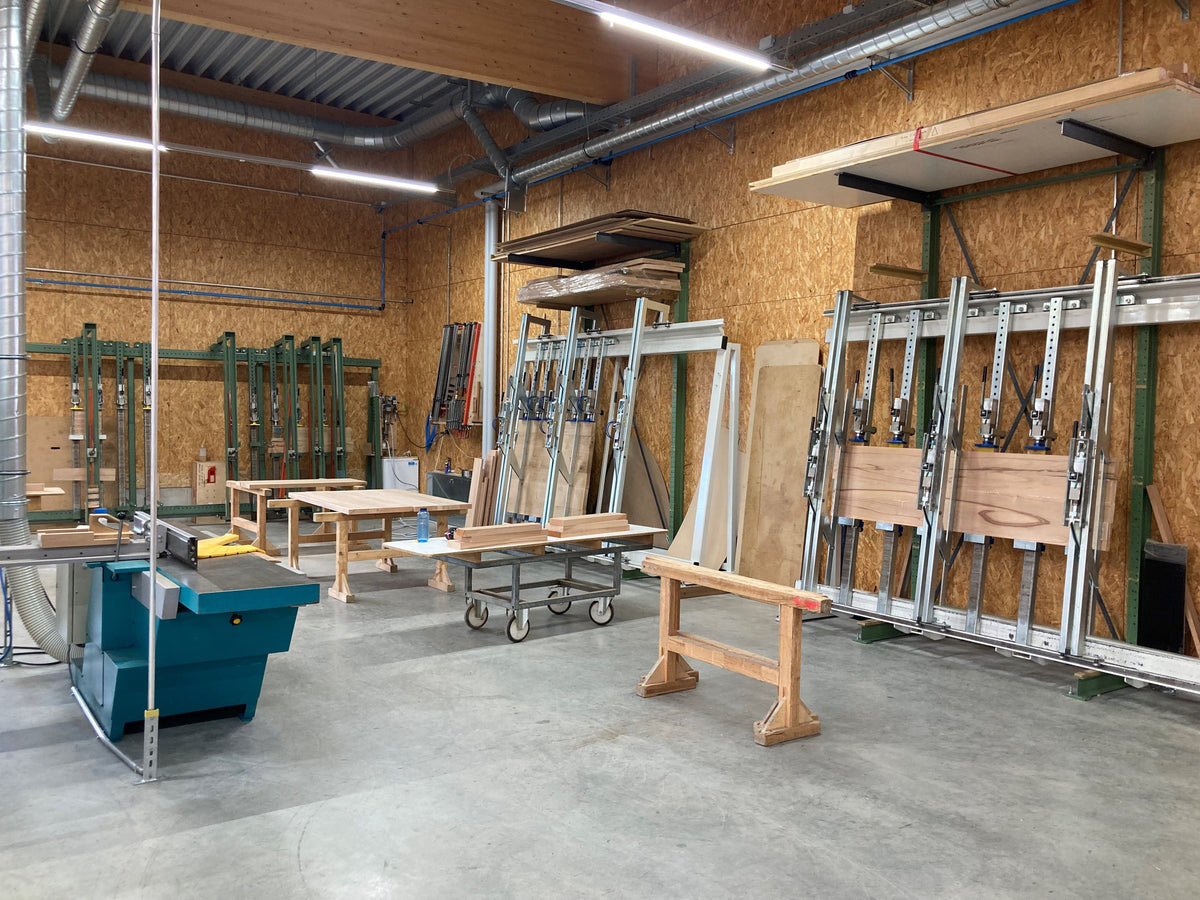 Hobelmaschine und Leimständer zur Herstellung von Möbelteilen aus Massivholz in der Holzmanufaktur