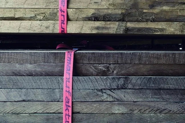 Massivholz-Stapel im Holzlager