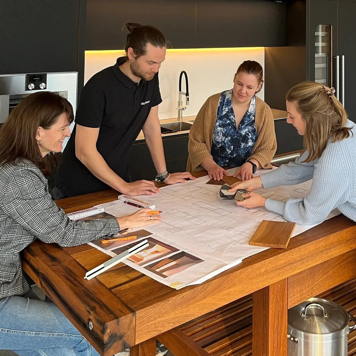Das Team der Schreinerei Holzmanufaktur für den exklusiven Küchenbau und die Einrichtungsberatung in unserem Showroom und Küchenstudio, Nähe Ludwigsburg und Stuttgart.