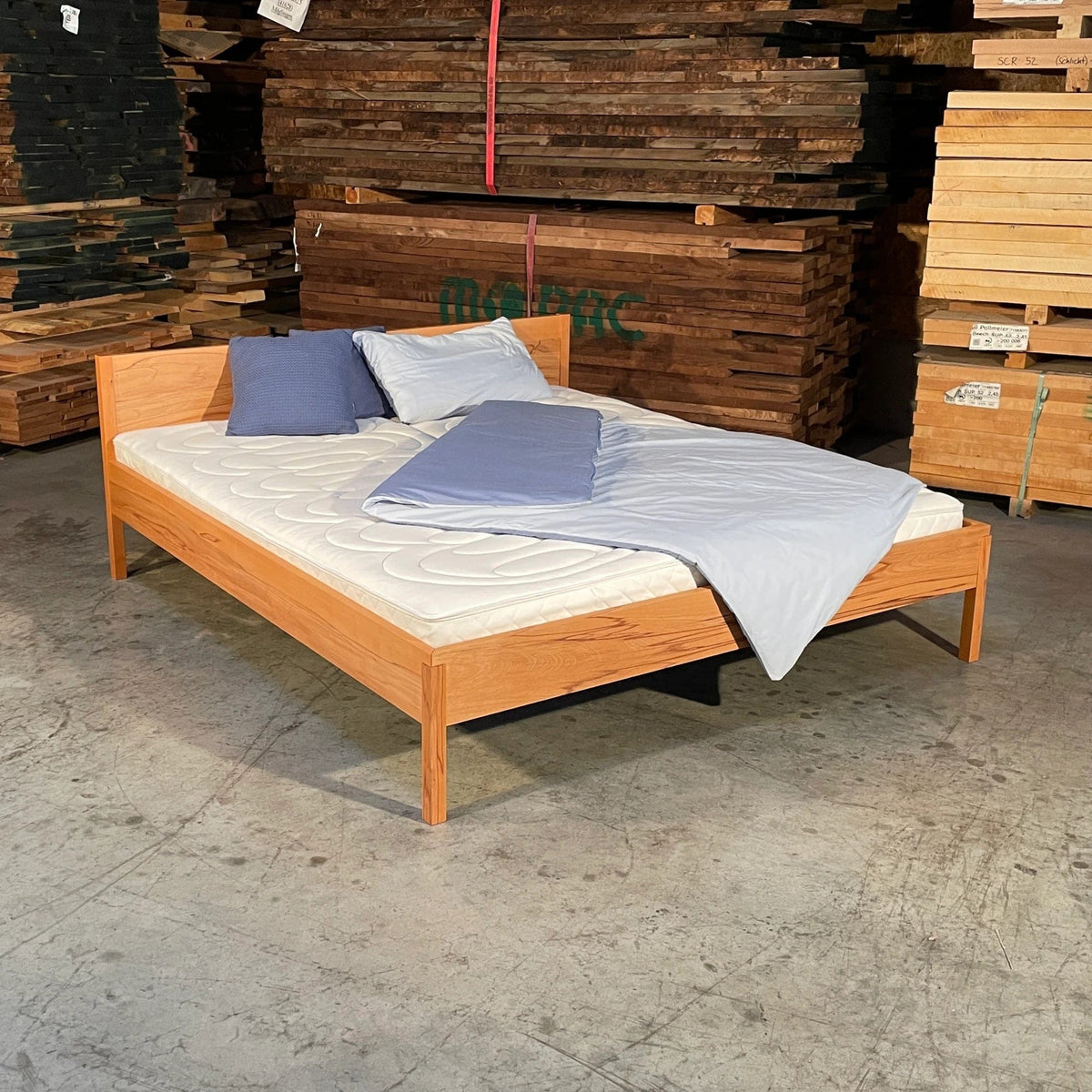 Bett Axel im Holzlager der Holzmanufaktur