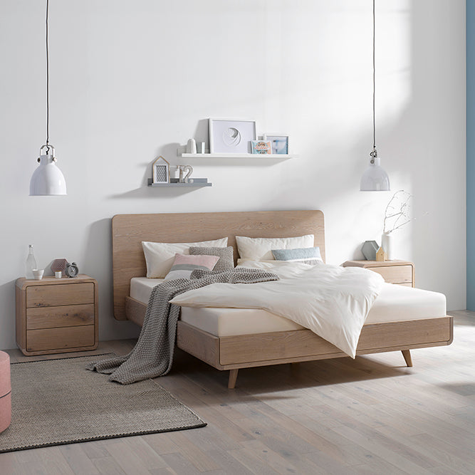 Bett TALOS mit hohem Holzkopfteil im Boxspring Style, hier in weiß geölter Eiche