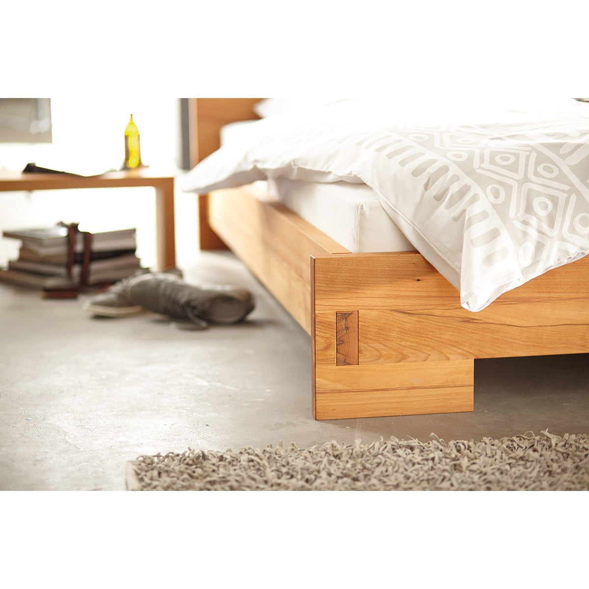 Detail vom Fußteil: Massivholzbett 180x200 Sale aus Kernbuche. Abverkauf Ausstellungsstück Futon Designer Bett ZEN/10 im Werksverkauf