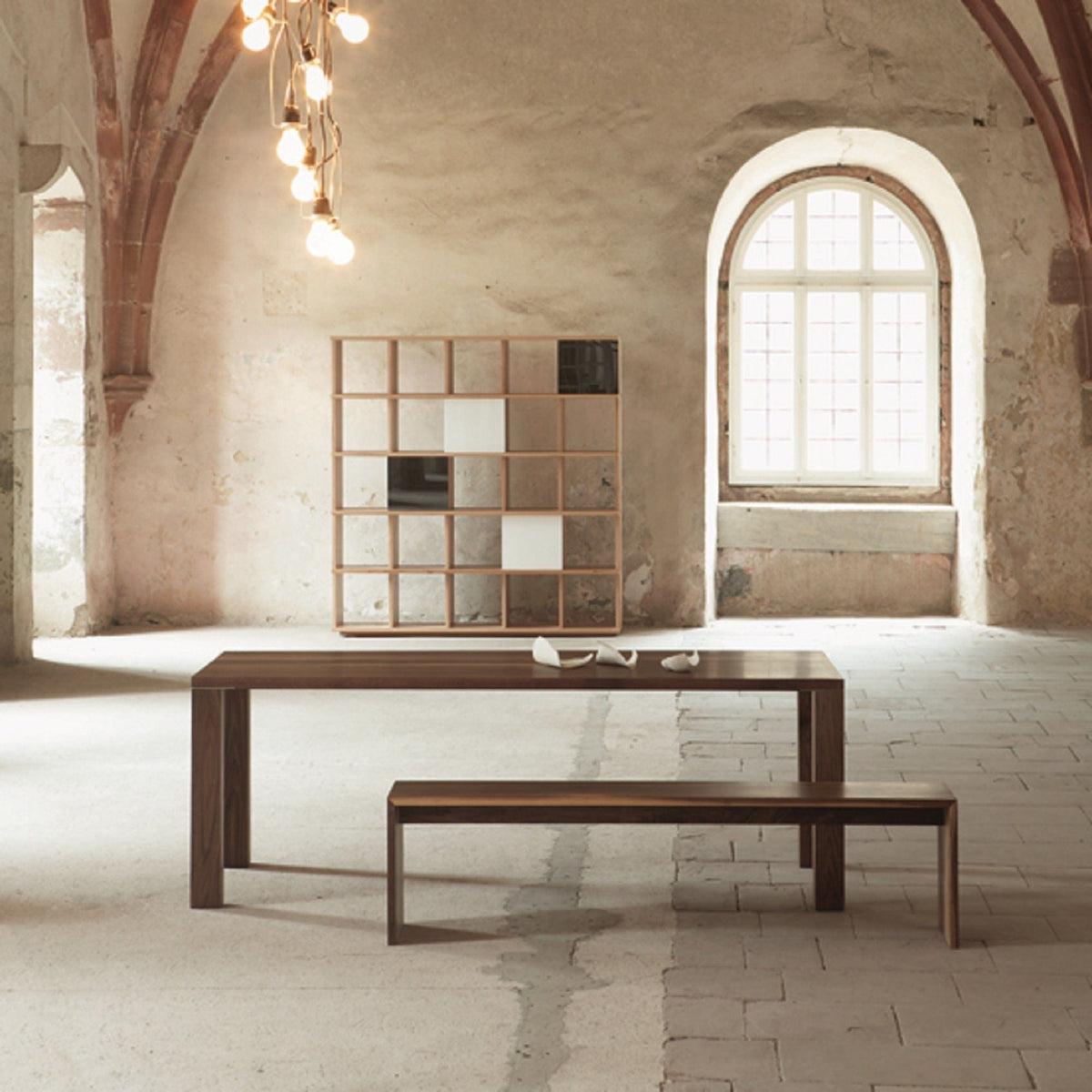 Esstisch mit Sitzbank aus Nussbaum im Kloster 240x100 cm