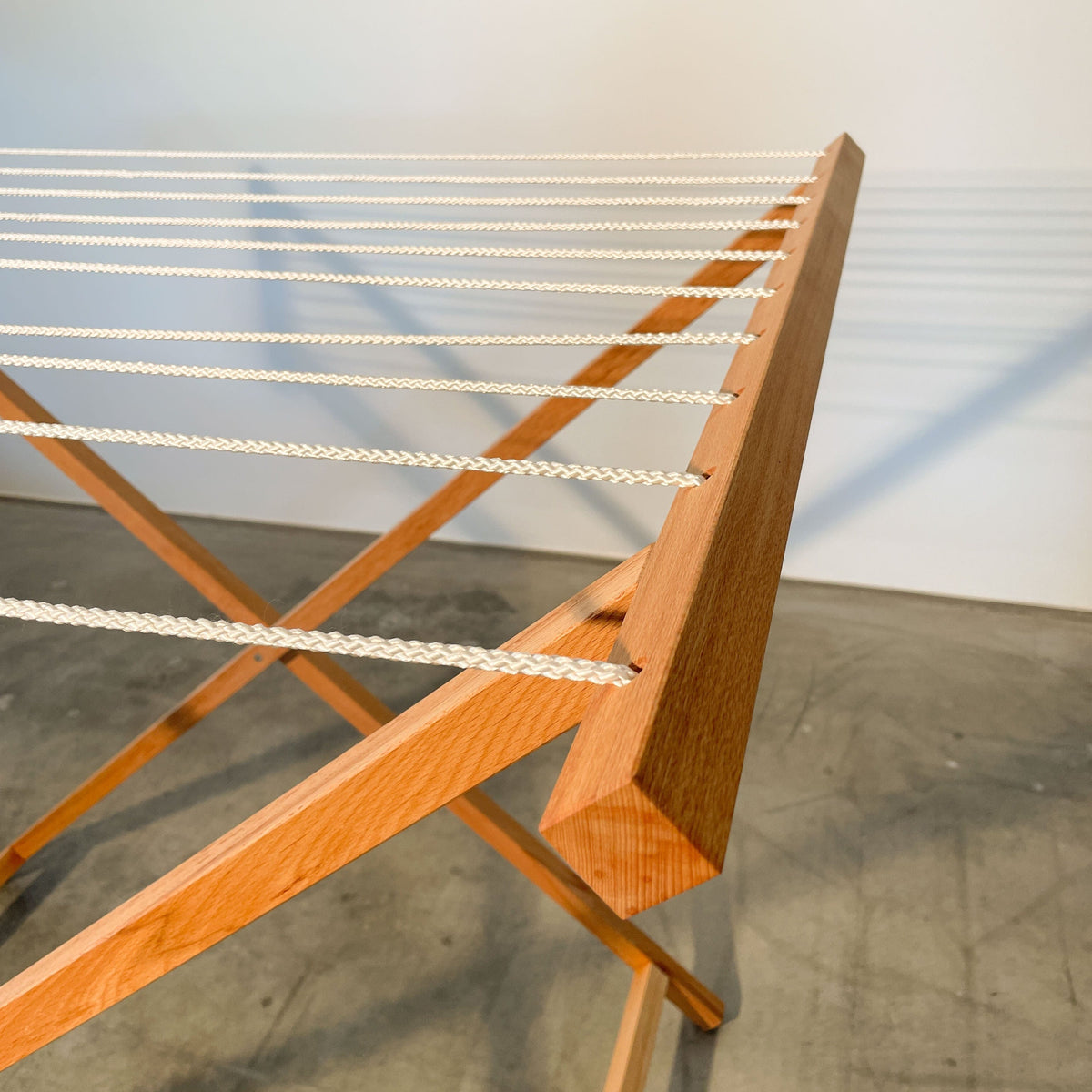 Detail vom klappbaren Wäscheständer aus Holz aus unserer Schreinerei