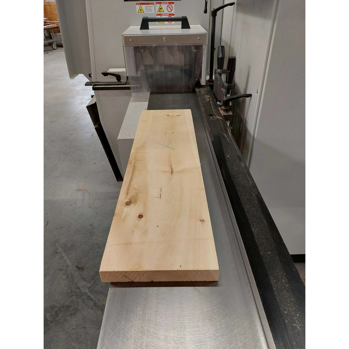 Zirbenholz 24mm auf der Hobelmaschine
