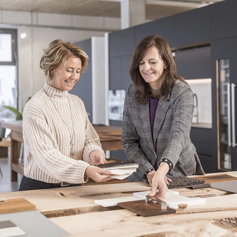 Verkaufsberatung für unsere Vollholzbetten im Showroom