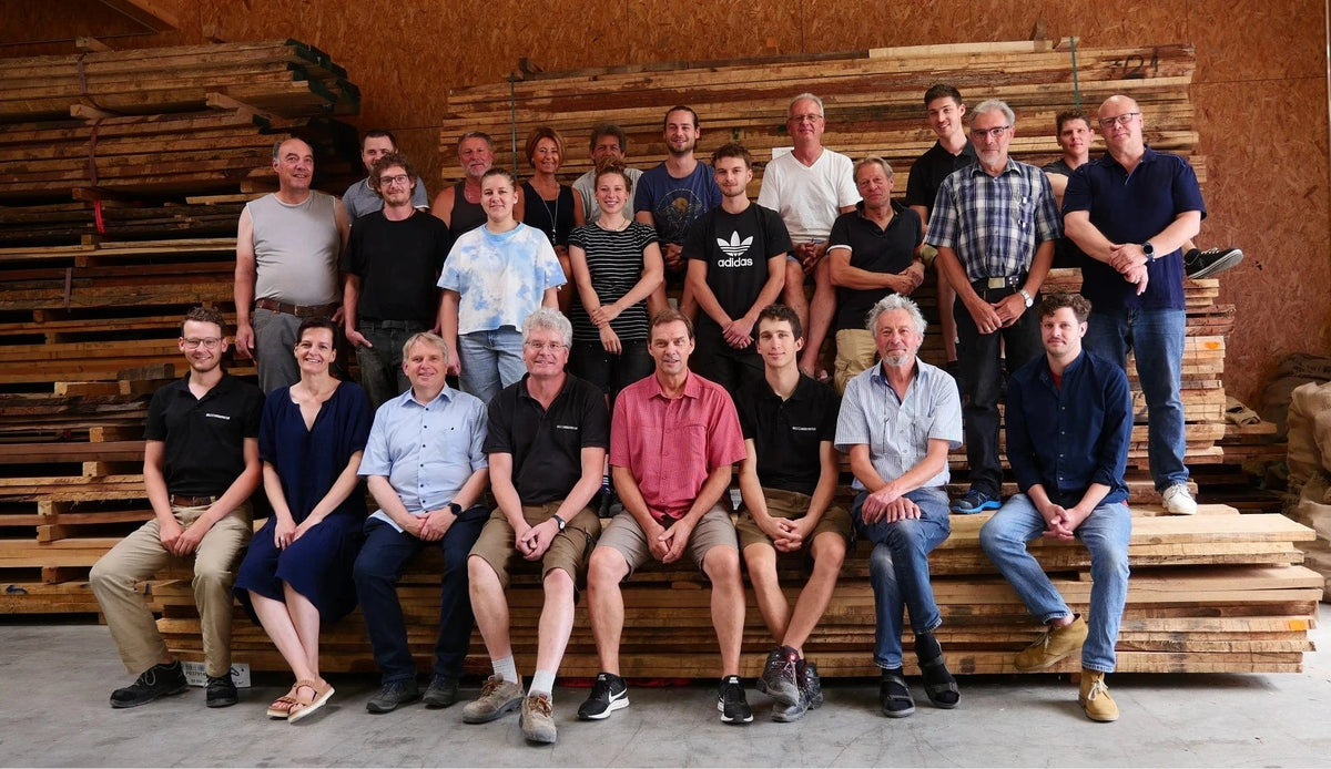 Die Mitarbeiter der Holzmanufaktur im Holzlager
