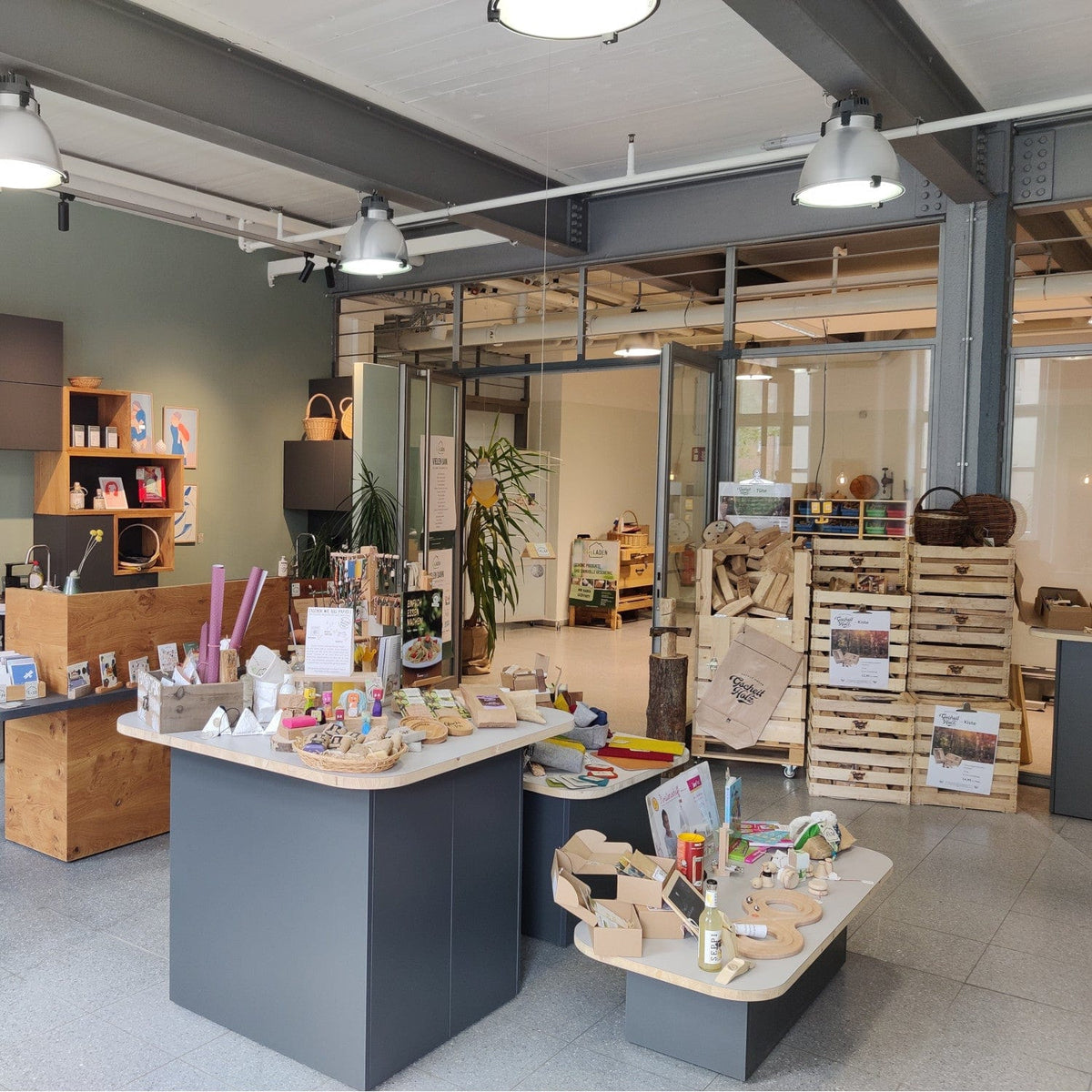 Ladengestaltung und Einrichtung mit Massivholz im EinLaden in der Rommelmühle bei Bietigheim