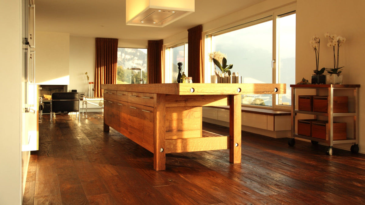 Küchenwerkbank aus Alteiche Massivholz, kombiniert mit weißen Küchenschränken mit Blick über den Züricher See.