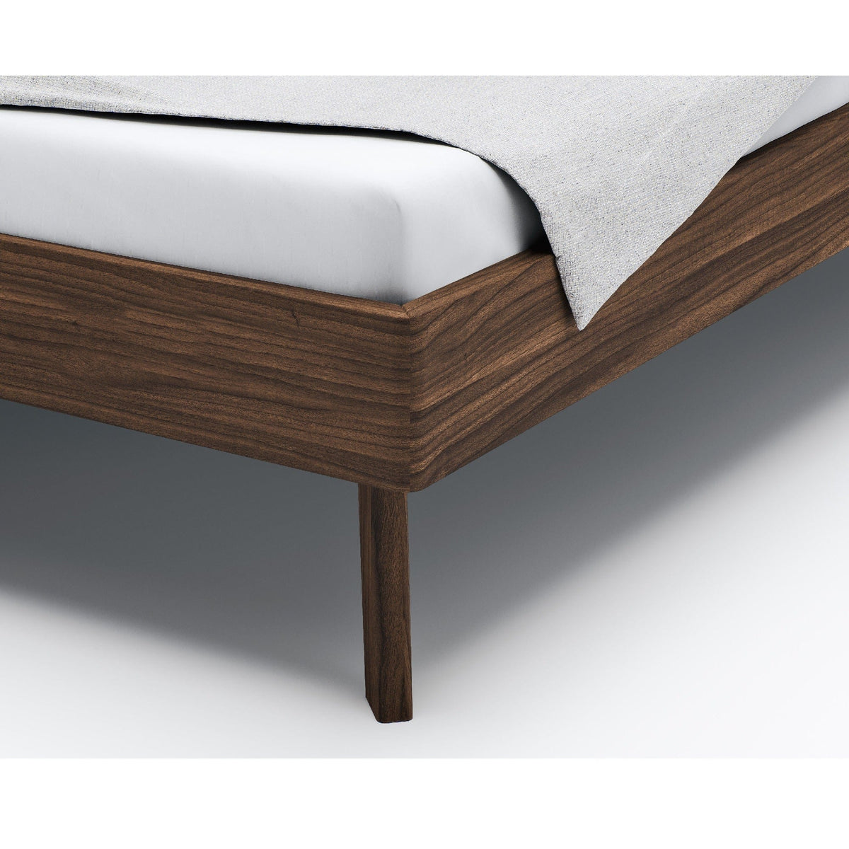 Design Bettrahmen AINO aus Nussbaum