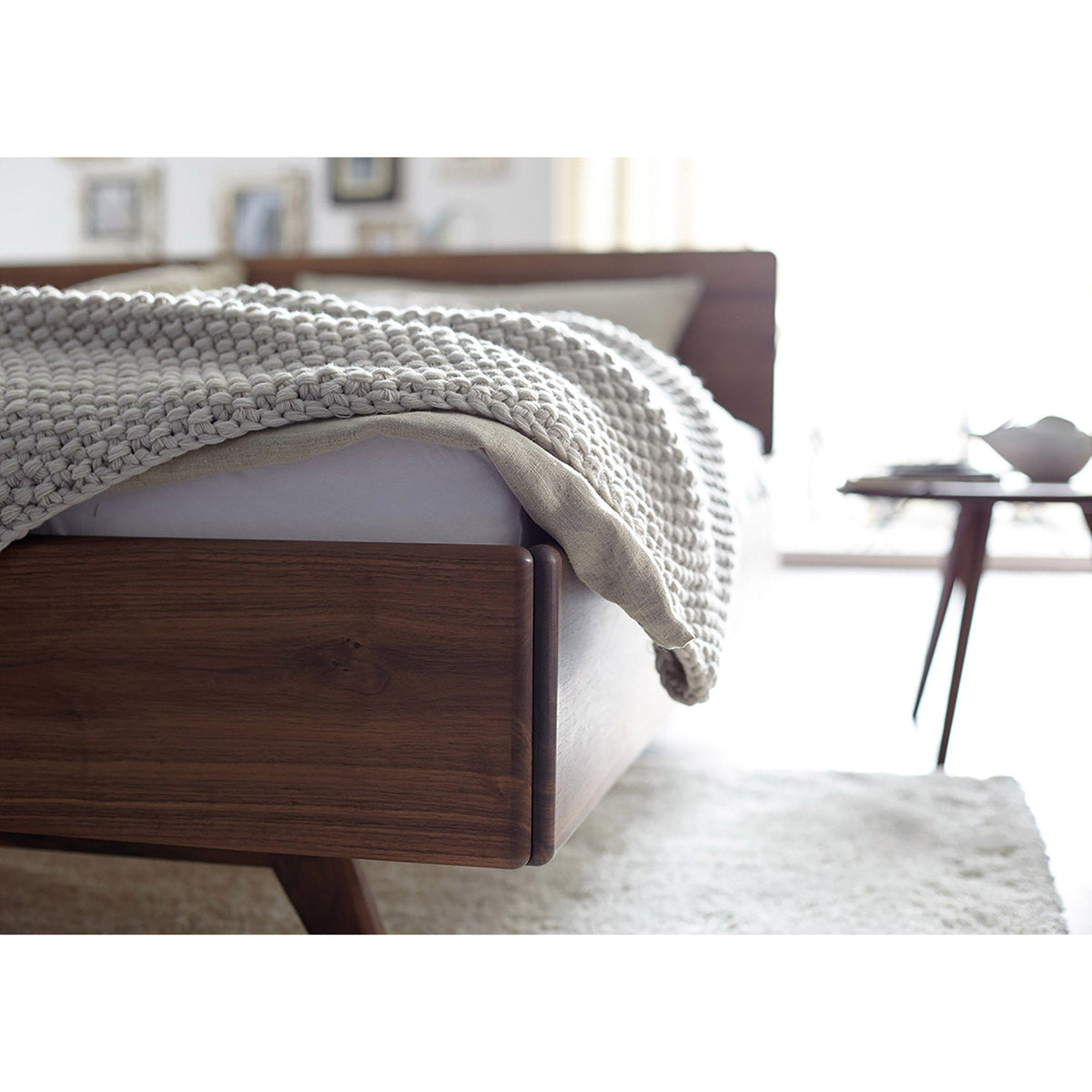 Design Bett DONNA aus Massivholz im Bettenfachgeschäft bei Stuttgart 