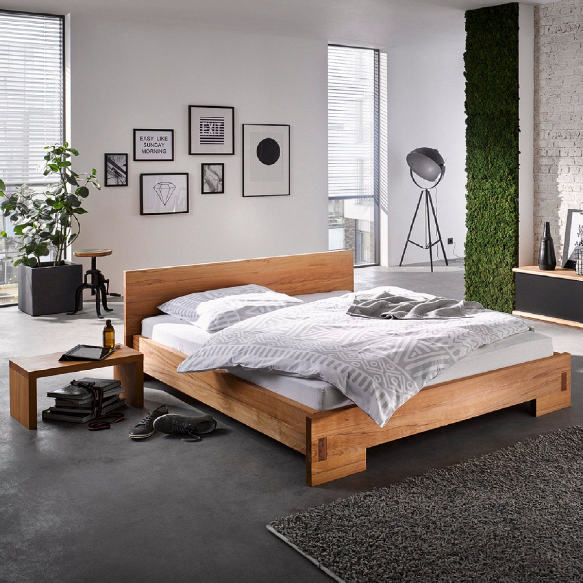 Massivholz Betten ZEN/10 der Holzmanufaktur:  Holzbett 180x200 cm massiv aus Kernbuche in modernem Futon Design, dazu Beistelltisch STAND BY aus 40 mm Massivholz.