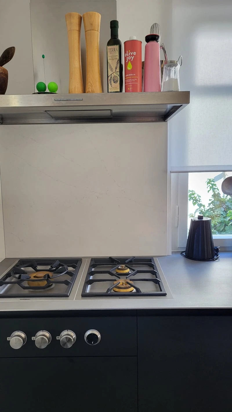 Gaskochfeld mit Dunstabzug in der kleinen Küche optimal integriert