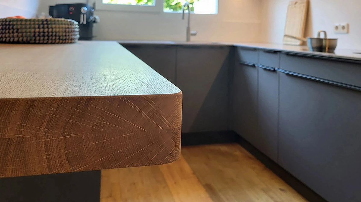Holzmanufakturküche in U-Form Blick über die massive Eichentheke